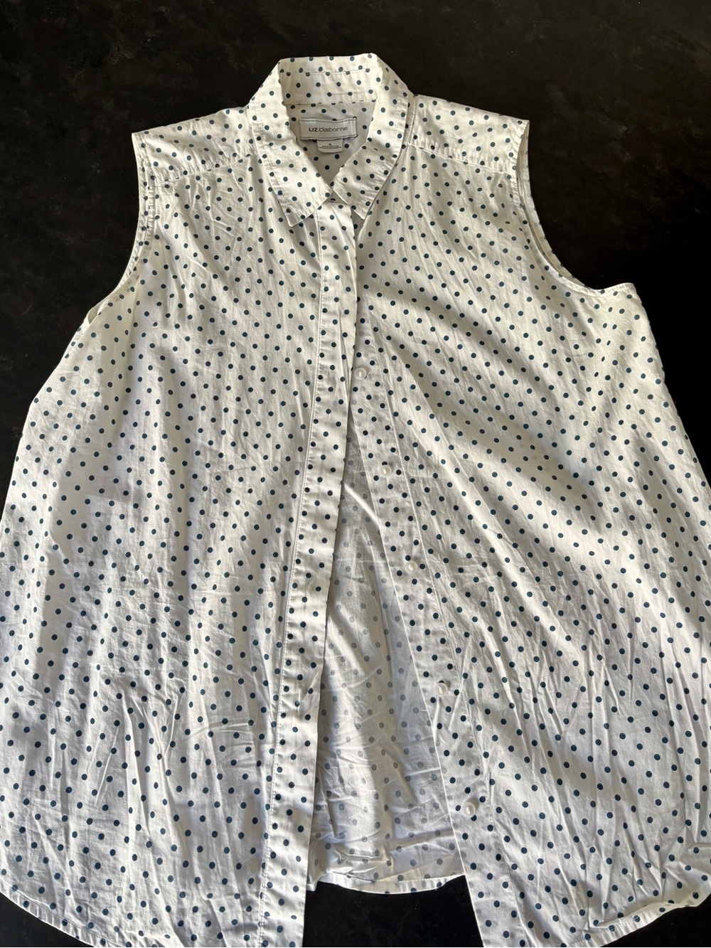 Liz Claiborne White Sleeveless Button-Down Shirt with Navy Polka Dots